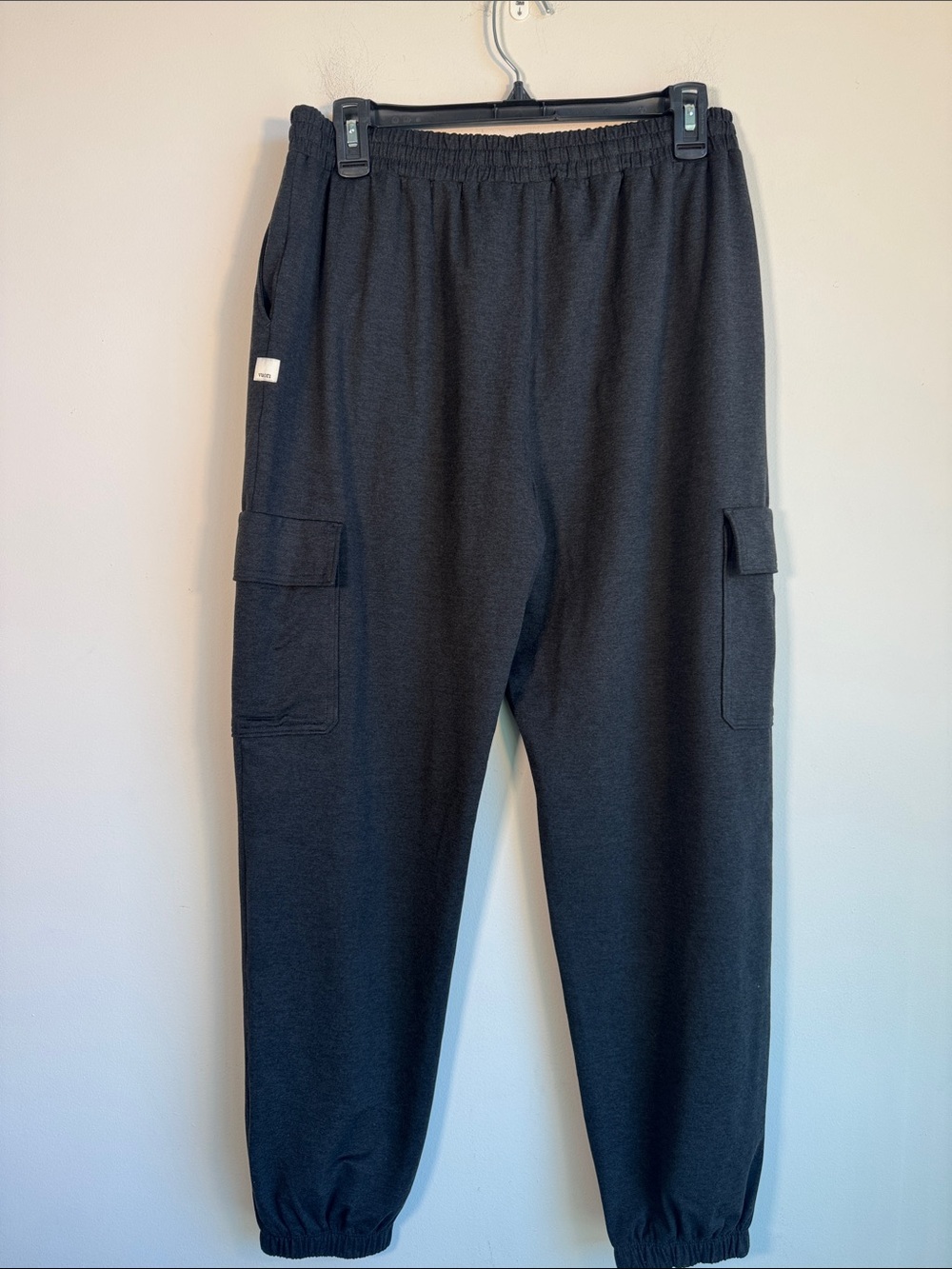 Vuori Boyfriend Cargo Sweatpant in Black Heather - M - Picture 5 of 6